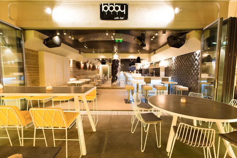 Le Lobby Cocktail Bar vu depuis son pont, avec les chaises jaunes dehors