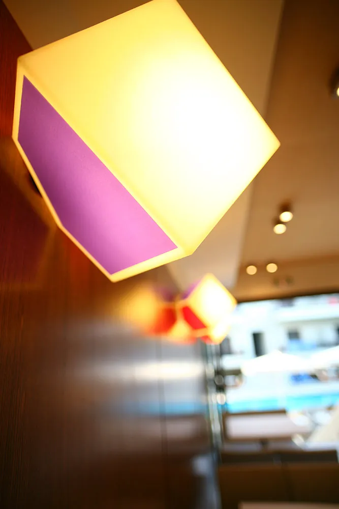 Un abat-jour cubique dans le bar