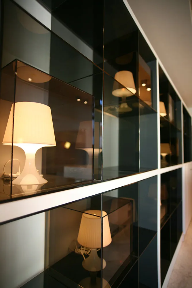 Des lampes posées sur des étagères éclairées