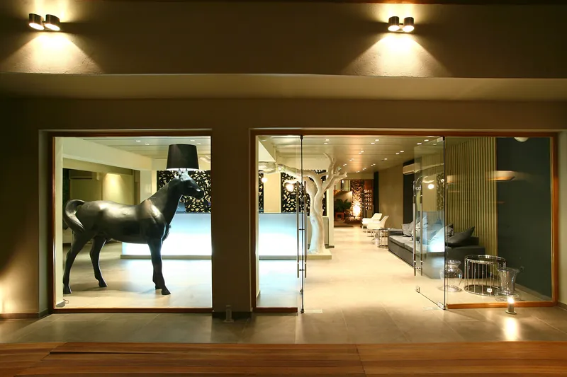 Les portes vitrées de l’entrée, avec la sculpture de cheval à l’intérieur