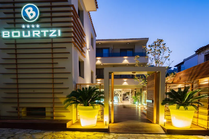 L’enseigne Bourtzi illuminée sur la façade de l’hôtel au crépuscule