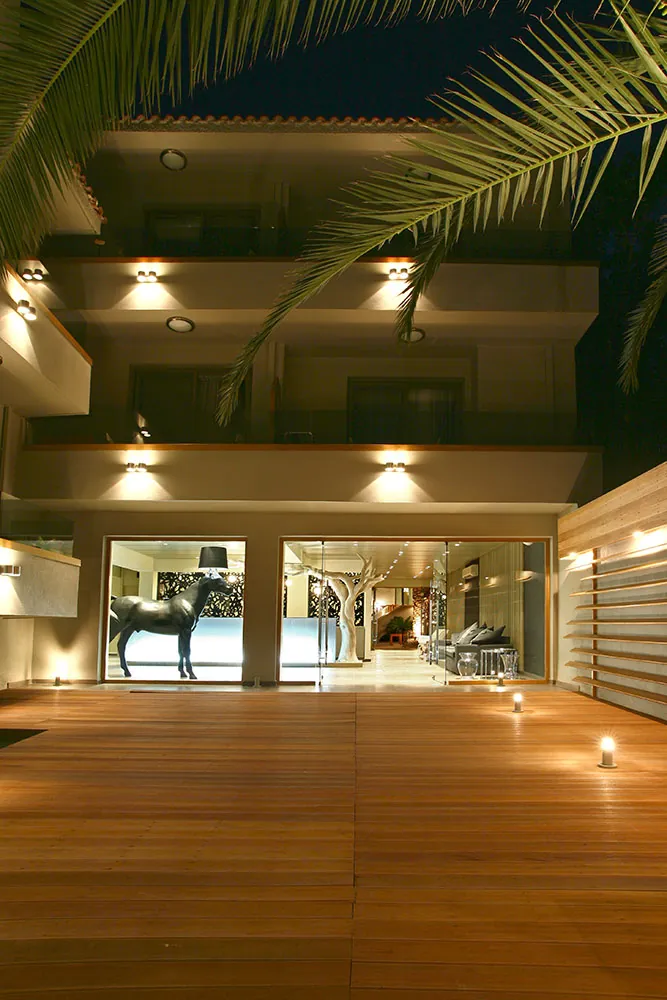 L’allée en bois vers le lobby, sous les balcons