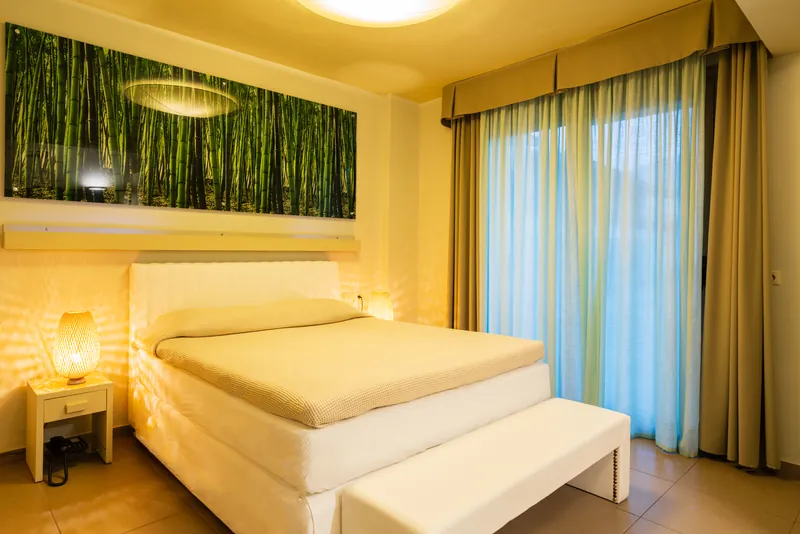 Une chambre Premium avec un lit double et une image de bambous