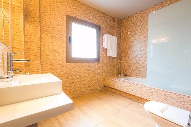 La baignoire et le lavabo d’une chambre Premium