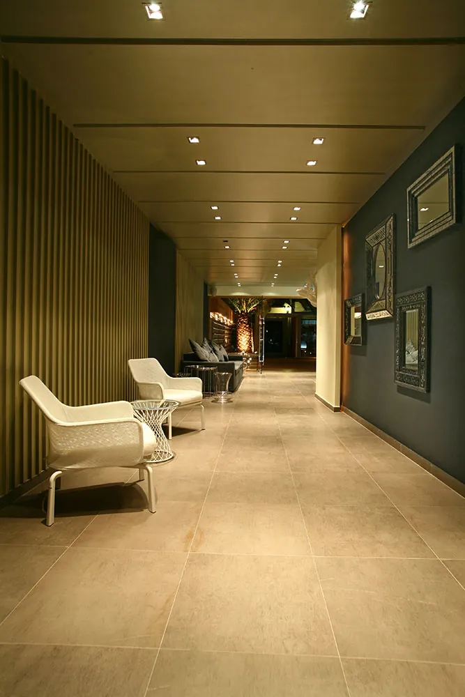 Des fauteuils blancs le long du couloir du lobby