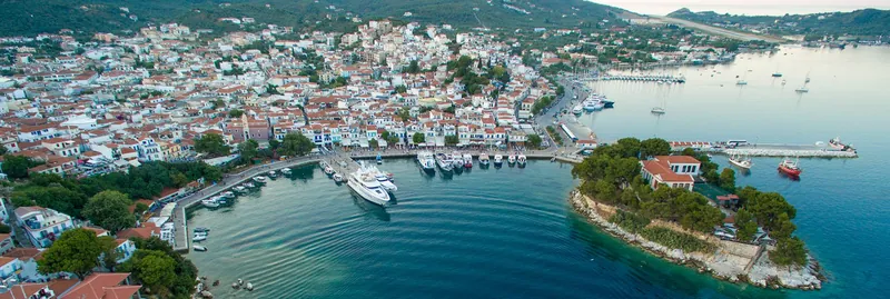 Skiathos Town et son port vus du ciel