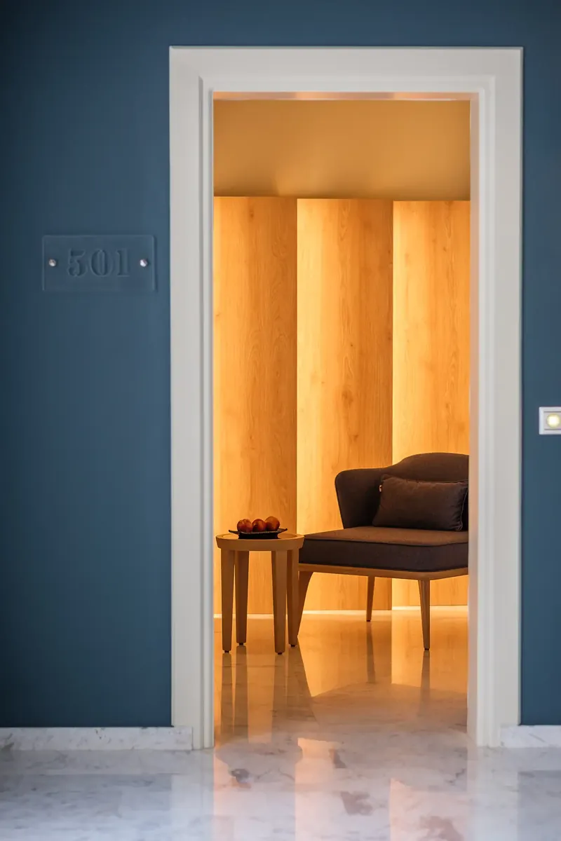 Une porte du couloir bleu ouvrant sur une chambre supérieure