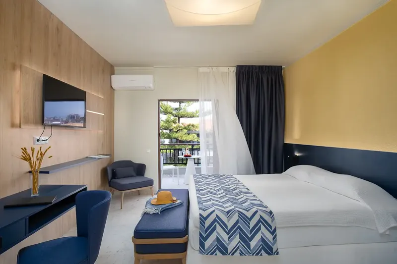 Une chambre supérieure en bleu marine et chêne