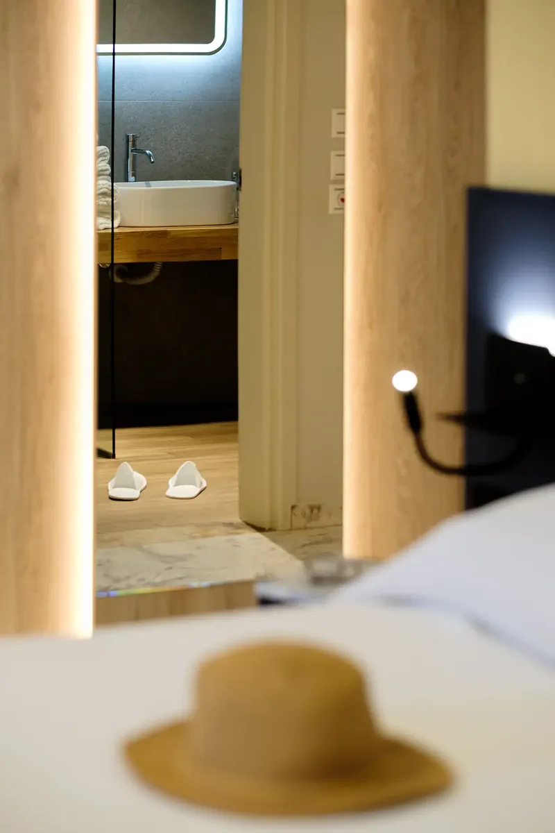 Un chapeau de paille sur le lit d’une chambre supérieure