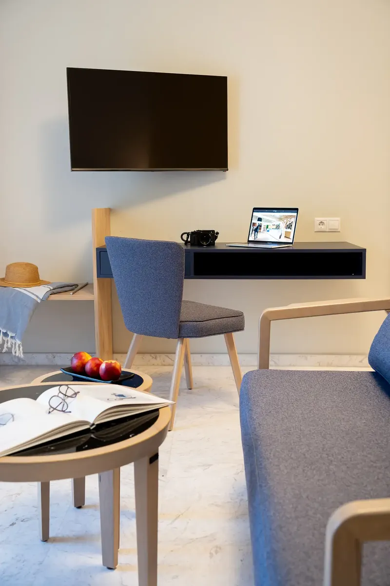 Le bureau, la télévision et une petite table avec des fruits dans une chambre supérieure