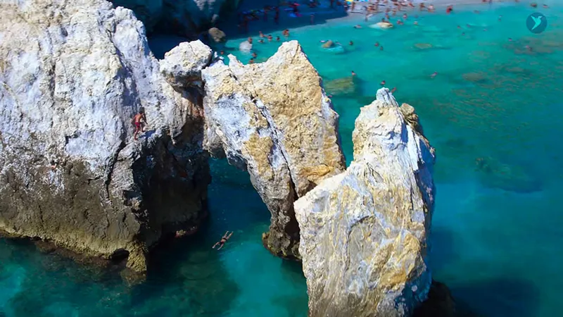 Rochers et eau claire sur la côte de Skiathos, extrait de la vidéo de l’hôtel